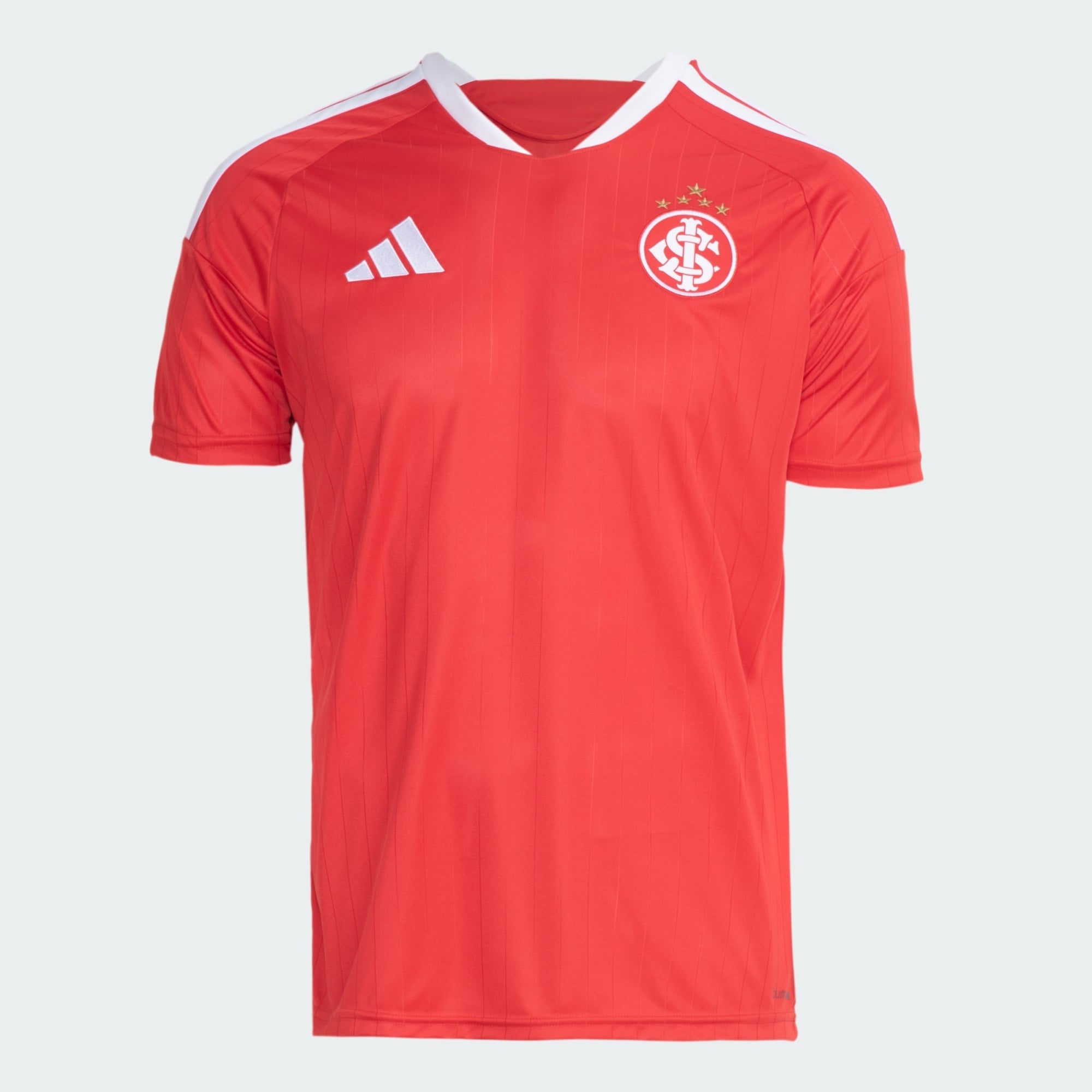 Camisa de futebol estendida em superfície plana, bem conservada